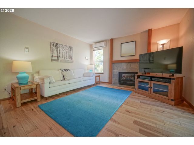 1986 LAKE ISLE Dr, Eugene, OR 97401