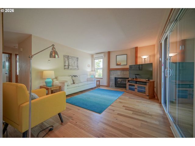 1986 LAKE ISLE Dr, Eugene, OR 97401
