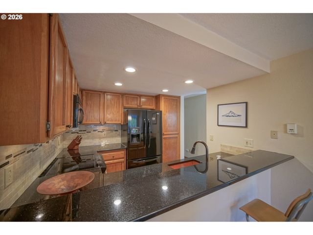 1986 LAKE ISLE Dr, Eugene, OR 97401