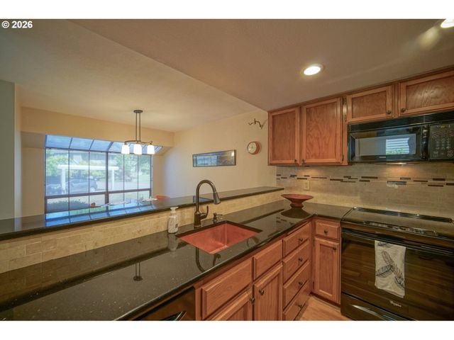 1986 LAKE ISLE Dr, Eugene, OR 97401