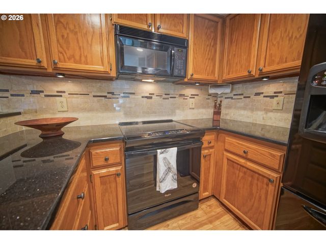 1986 LAKE ISLE Dr, Eugene, OR 97401