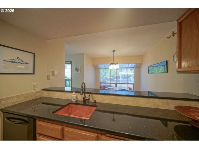 1986 LAKE ISLE Dr, Eugene, OR 97401