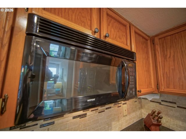1986 LAKE ISLE Dr, Eugene, OR 97401
