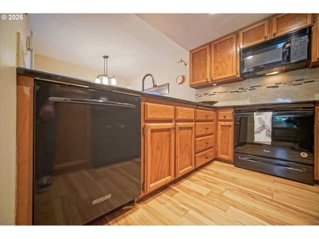 1986 LAKE ISLE Dr, Eugene, OR 97401