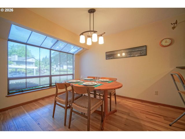 1986 LAKE ISLE Dr, Eugene, OR 97401