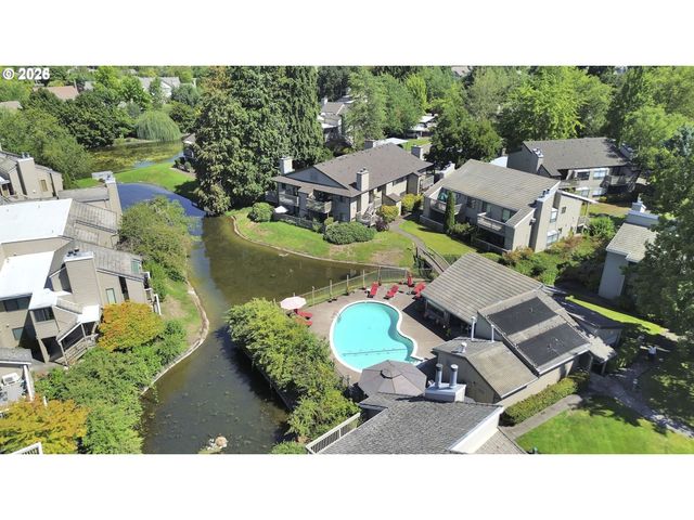1986 LAKE ISLE Dr, Eugene, OR 97401