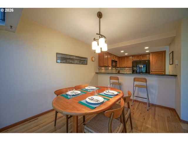 1986 LAKE ISLE Dr, Eugene, OR 97401