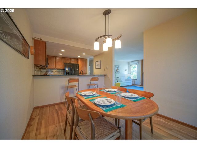 1986 LAKE ISLE Dr, Eugene, OR 97401