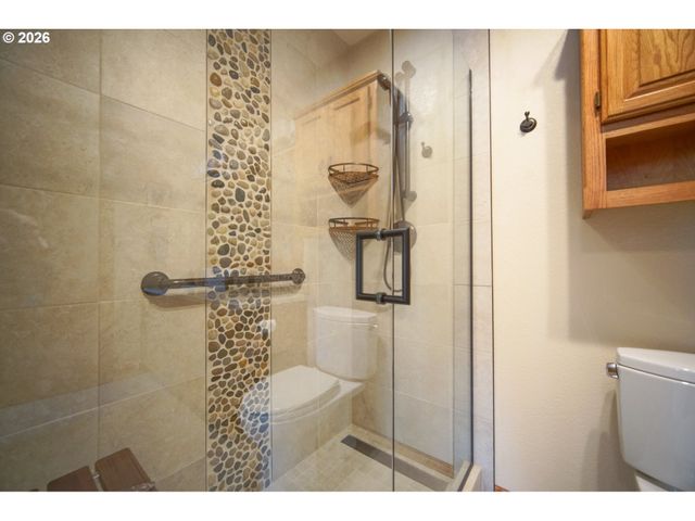 1986 LAKE ISLE Dr, Eugene, OR 97401