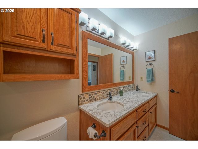 1986 LAKE ISLE Dr, Eugene, OR 97401