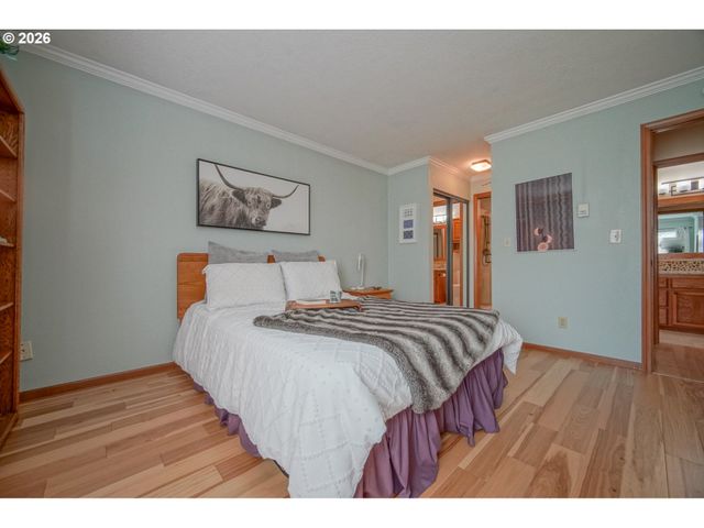 1986 LAKE ISLE Dr, Eugene, OR 97401