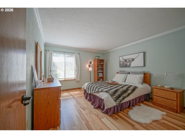 1986 LAKE ISLE Dr, Eugene, OR 97401