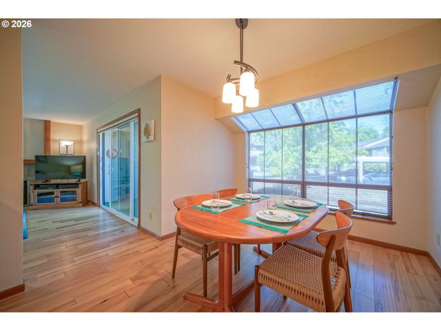 1986 LAKE ISLE Dr, Eugene, OR 97401