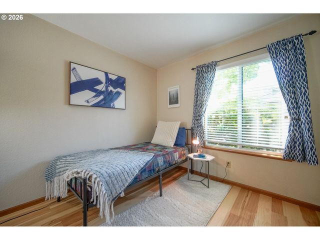 1986 LAKE ISLE Dr, Eugene, OR 97401