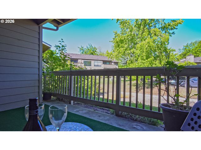 1986 LAKE ISLE Dr, Eugene, OR 97401