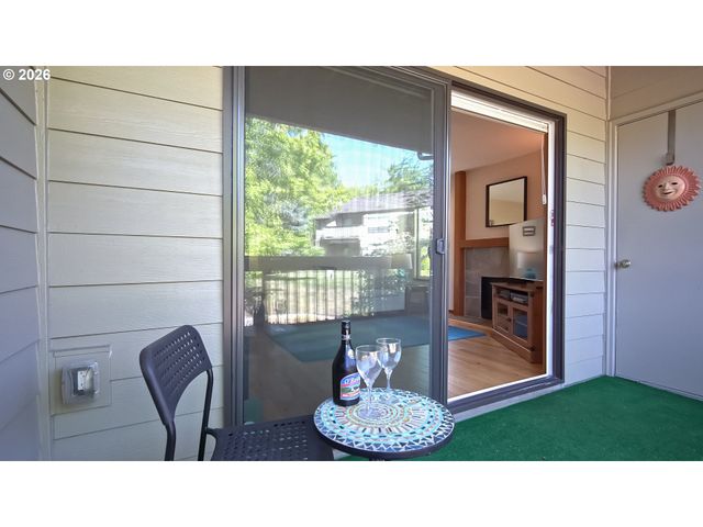 1986 LAKE ISLE Dr, Eugene, OR 97401