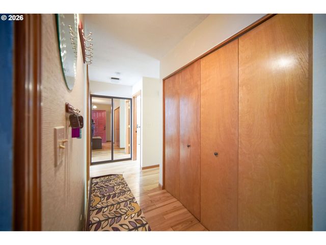 1986 LAKE ISLE Dr, Eugene, OR 97401