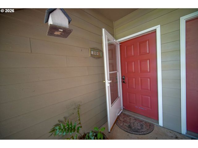 1986 LAKE ISLE Dr, Eugene, OR 97401