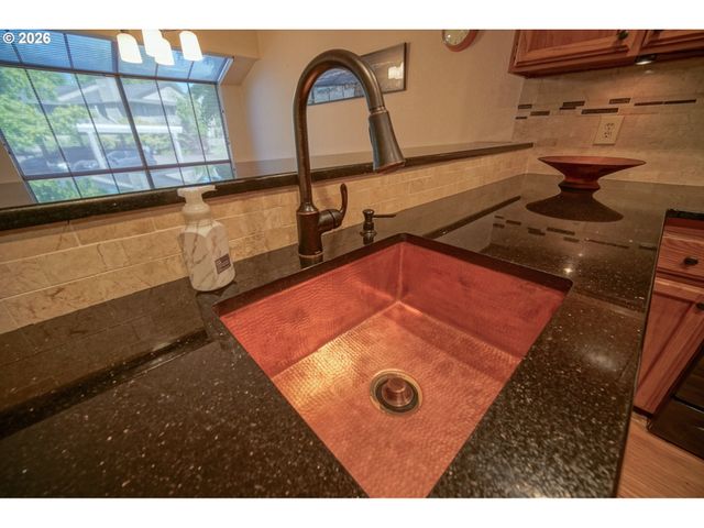 1986 LAKE ISLE Dr, Eugene, OR 97401