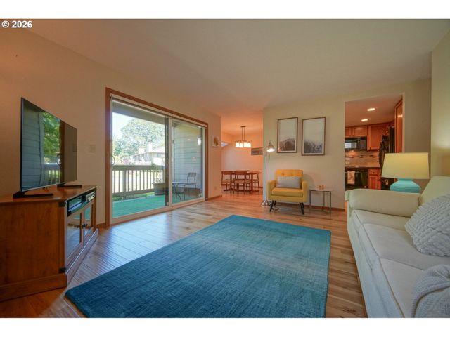 1986 LAKE ISLE Dr, Eugene, OR 97401