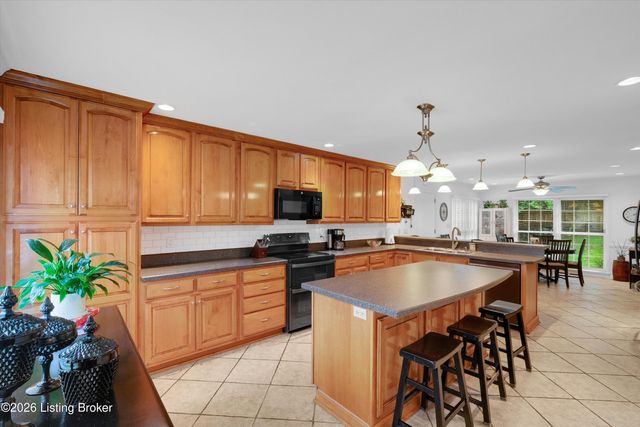 7109 Blazier Ct, Louisville, KY 40228