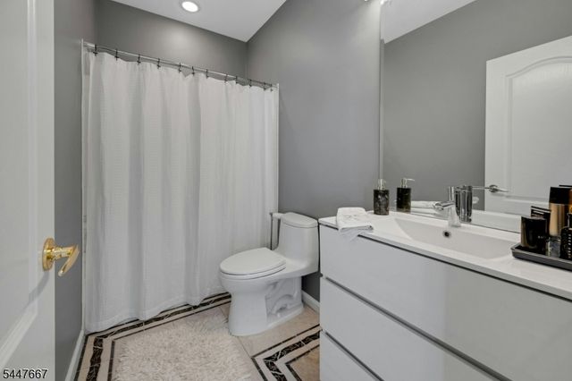 905 Brook Hollow Dr 905, Hanover Twp., NJ 07981