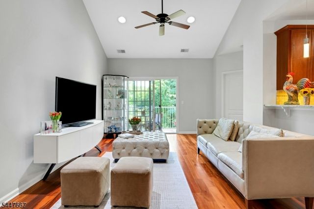 905 Brook Hollow Dr 905, Hanover Twp., NJ 07981