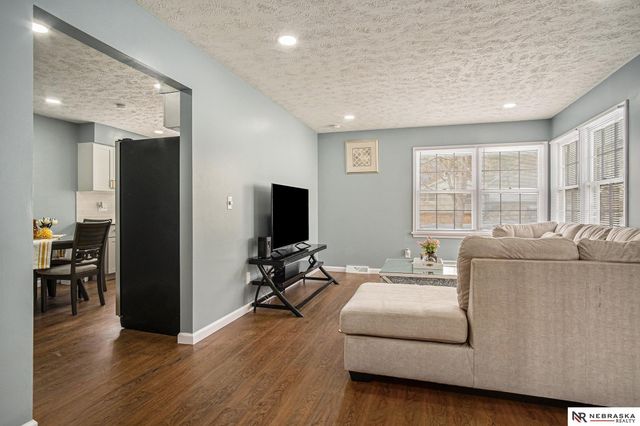 9551 Taylor Street, Omaha, NE 68134