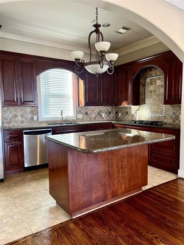 3000 Mcculloch Circle, Houston, TX 77056