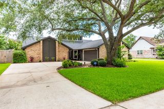 1811 Hunt Drive, Friendswood, TX 77546