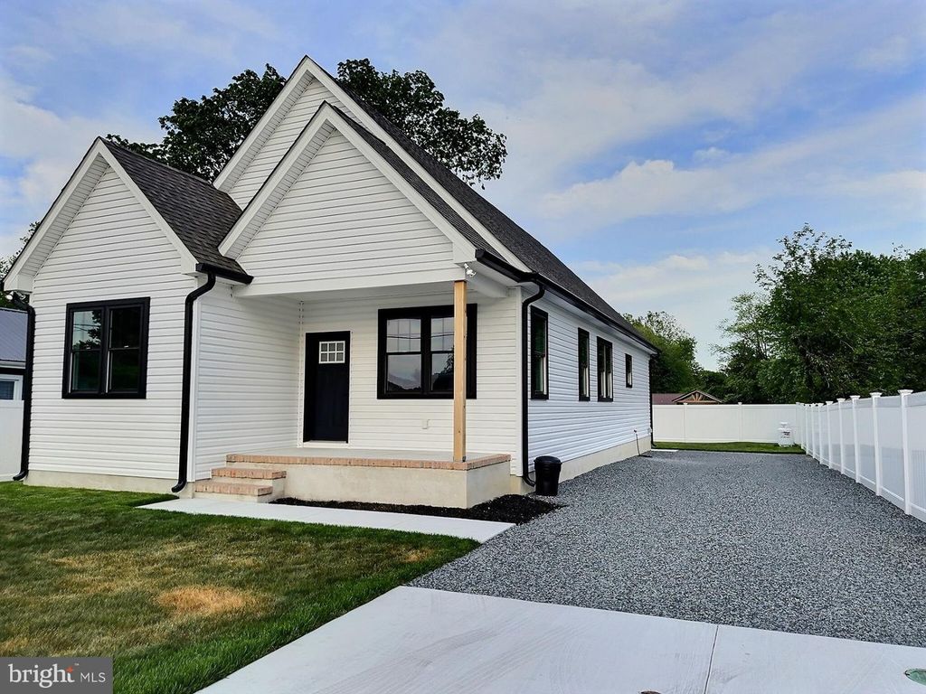 Image 2 of property listing at 110 N SCHOOL ST, Greensboro, MD 21639