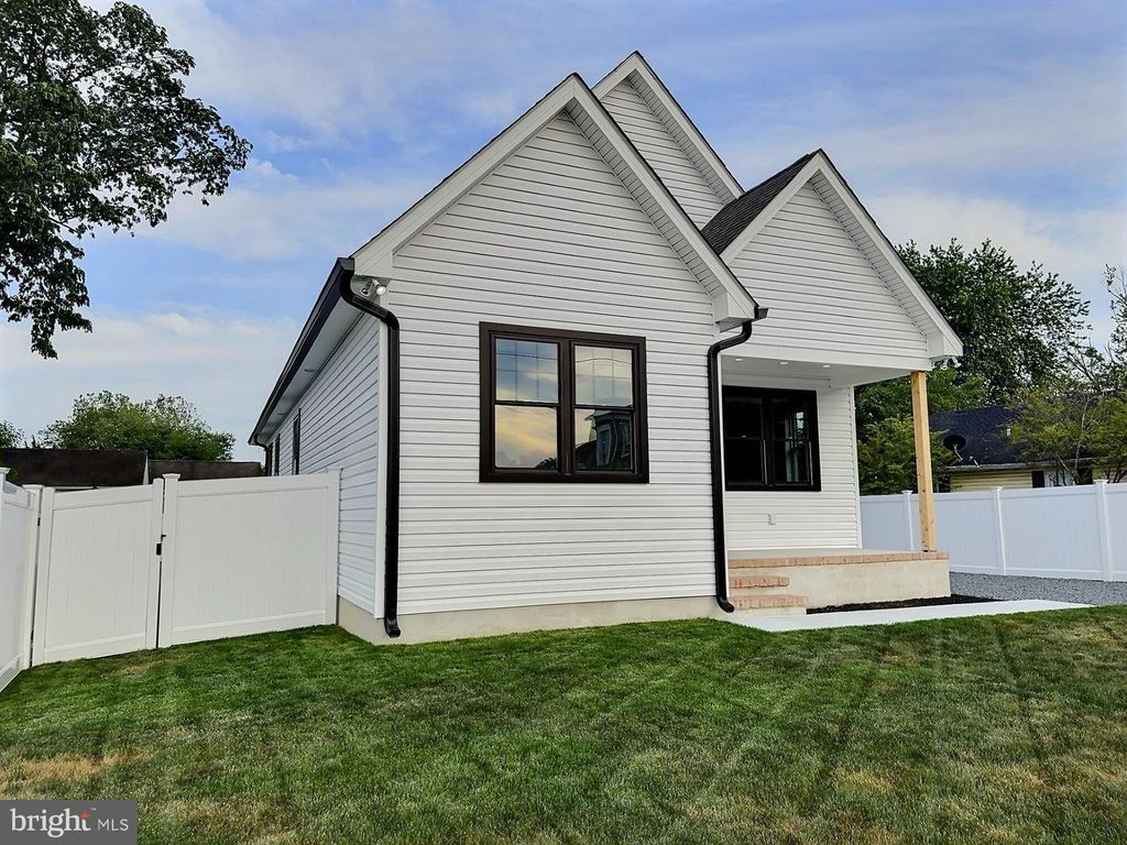 Image 3 of property listing at 110 N SCHOOL ST, Greensboro, MD 21639