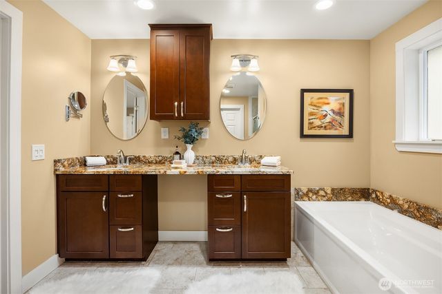 22018 SE 35th Street, Sammamish, WA 98075