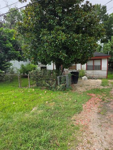 5218 Higgins Street, Houston, TX 77033