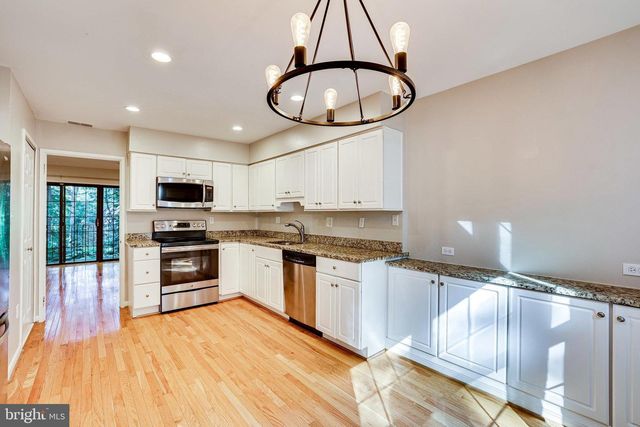 2024 HEADLANDS CIR, Reston, VA 20191