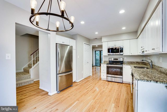 2024 HEADLANDS CIR, Reston, VA 20191