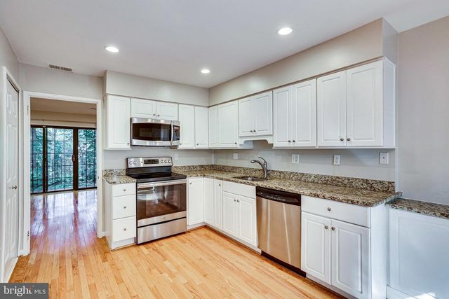 2024 HEADLANDS CIR, Reston, VA 20191