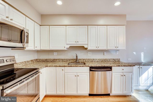 2024 HEADLANDS CIR, Reston, VA 20191