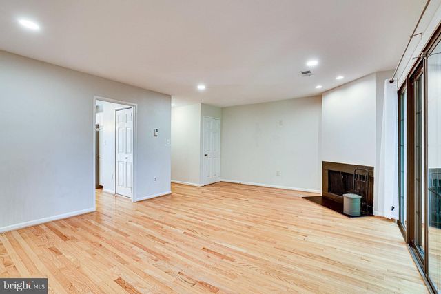 2024 HEADLANDS CIR, Reston, VA 20191