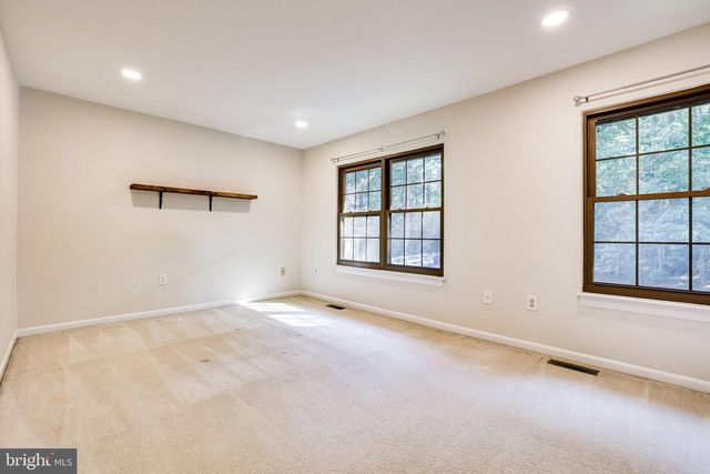 2024 HEADLANDS CIR, Reston, VA 20191