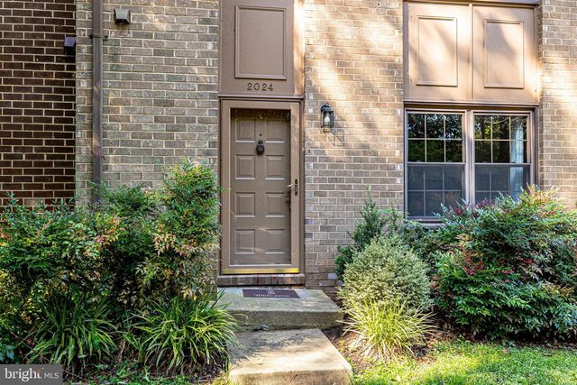 2024 HEADLANDS CIR, Reston, VA 20191