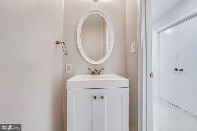 2024 HEADLANDS CIR, Reston, VA 20191