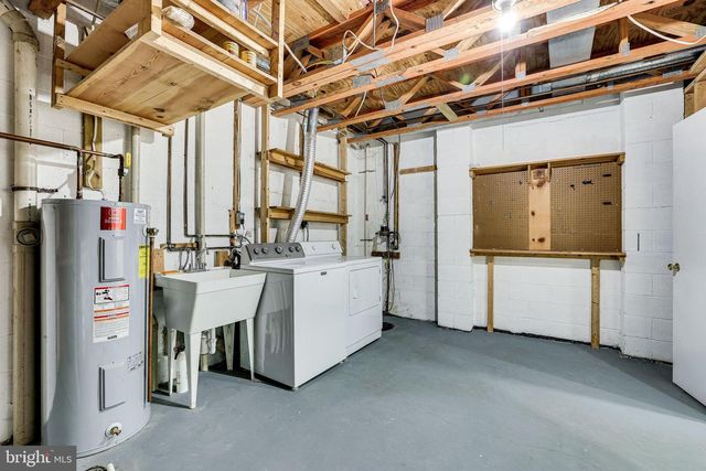 2024 HEADLANDS CIR, Reston, VA 20191