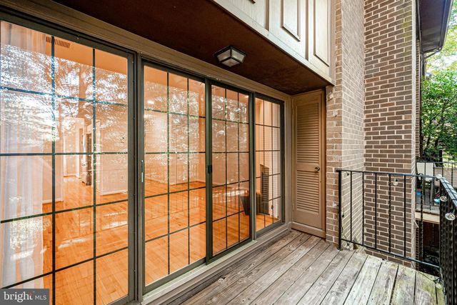 2024 HEADLANDS CIR, Reston, VA 20191