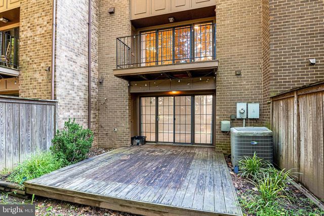 2024 HEADLANDS CIR, Reston, VA 20191