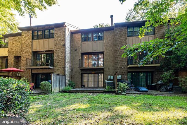 2024 HEADLANDS CIR, Reston, VA 20191