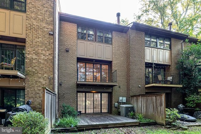 2024 HEADLANDS CIR, Reston, VA 20191