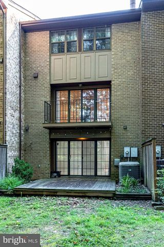 2024 HEADLANDS CIR, Reston, VA 20191