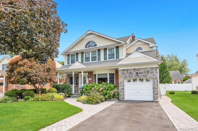 16 Ashland Avenue, New Hyde Park, NY 11040