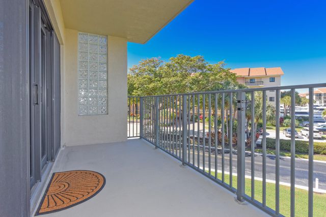 901 Seafarer Circle 302, Jupiter, FL 33477